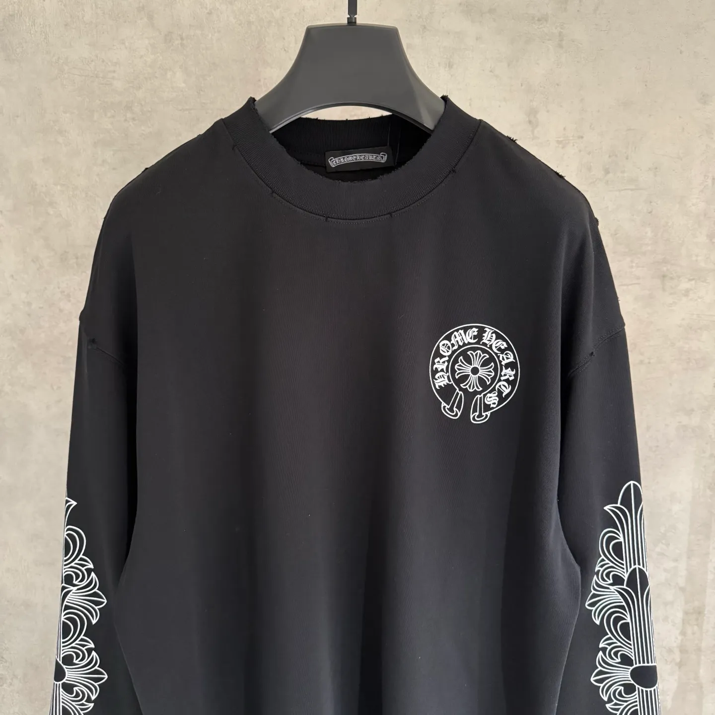 🅿️330 [Strict quality control] CH Crow Heart's new long-sleeved sweatshirt T-shirt. Heavy 340g double yarn fabric. Four flower positions on the front, back and left. Wash the whole garment twice. The four sides are frayed and torn. Heavy fabric. The neckline is made of icy Salona. Loose fit. Deep, wide and stylish. No deformation or shrinkage. Black and white color. Size: M-2xl
